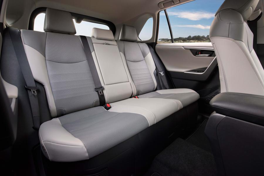 Интерьер Toyota RAV4 Limited Hybrid 2018 года  (NA) (фото 25 из 40)